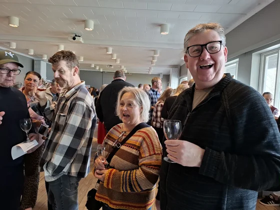 Gæst smiler til Holbæk Vinmesse